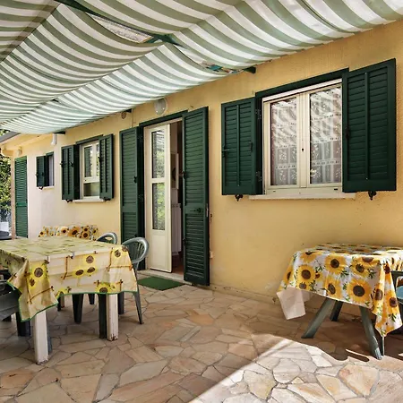 Chiara -marina Di Pietrasanta 펜션 *