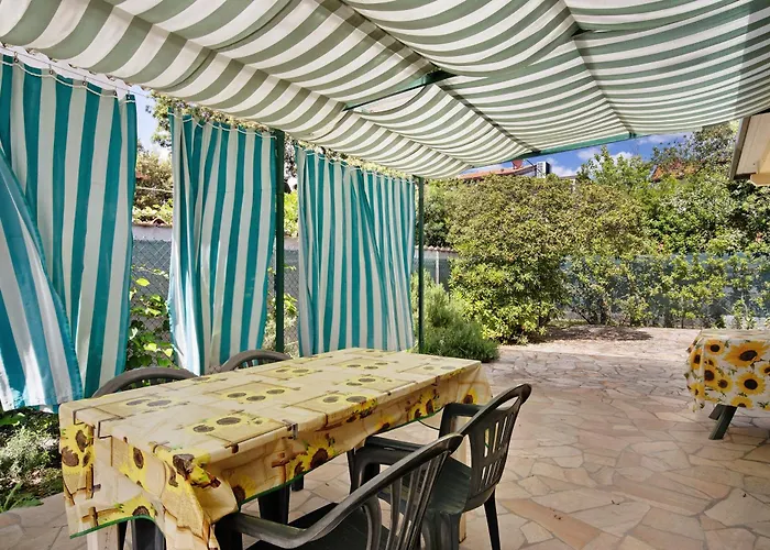 Chiara -marina Di Pietrasanta מרינה די פיאטרסנטה